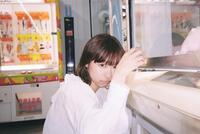 季刊ＺＩＮＥ第２号のパネル展を行う鳴海唯（ｐｈｏｔｏ　ｂｙ　三森いこ）