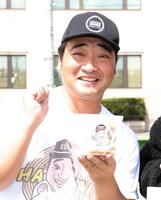 バウムクーヘンを持つ元ジャングルポケットの斉藤慎二被告