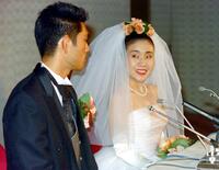 杉本哲太（左）神津はづき＝９２年１１月