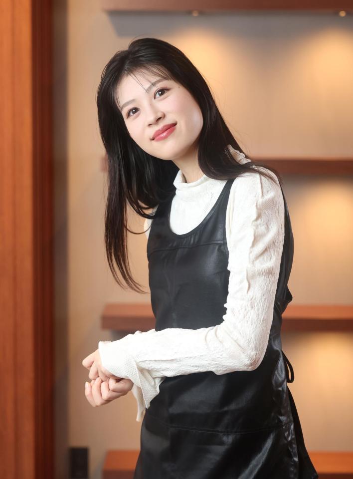 ポーズをとる中田青渚（撮影・石井剣太郎）