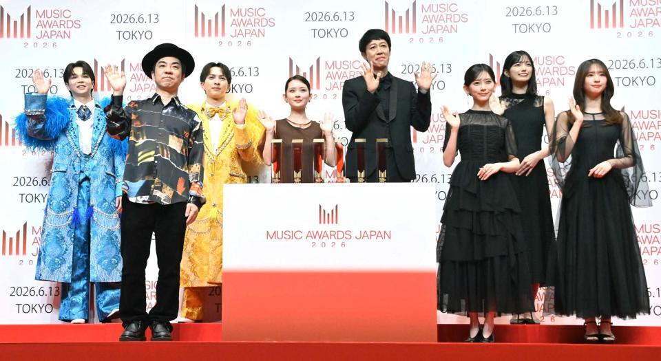 　エントリー作品発表会に出席した（前列左から）宅見将典氏、池田瑛紗、菅原咲月（後列同）塩﨑太智、吉田仁人、畑芽育、小籔千豊、五百城茉央（撮影・持木克友）