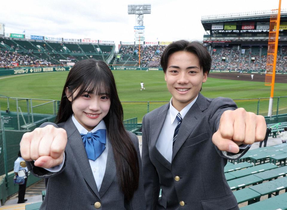 甲子園で試合を観戦した黒氏萌楓（左）と佐藤泰心
