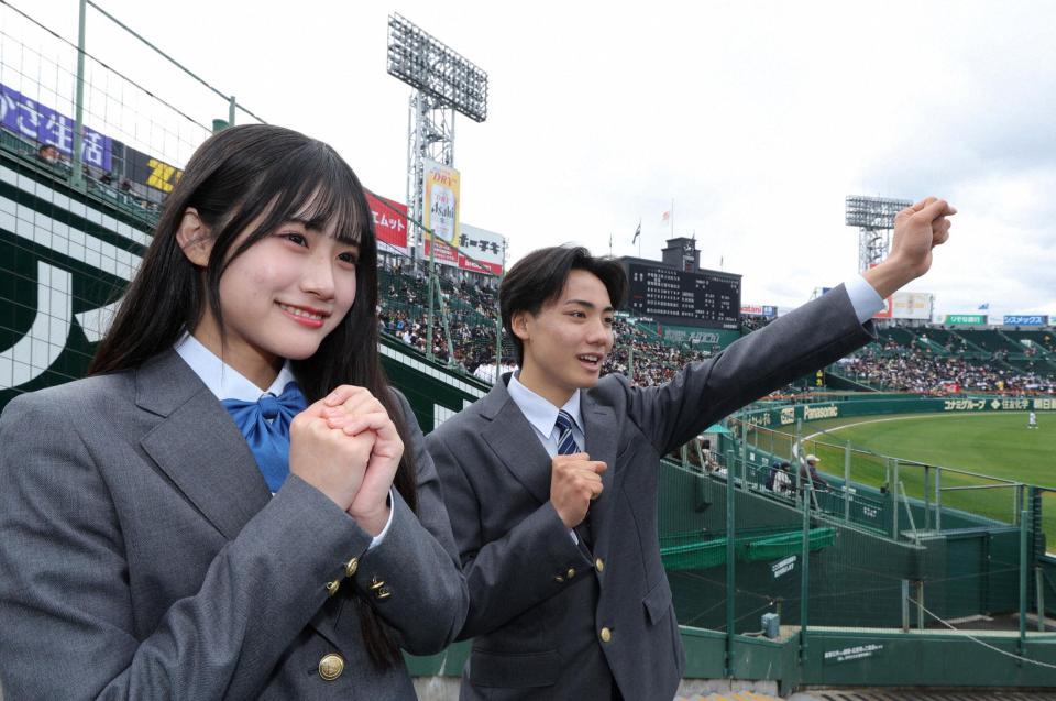 甲子園で試合を観戦した黒氏萌楓（左）と佐藤泰心