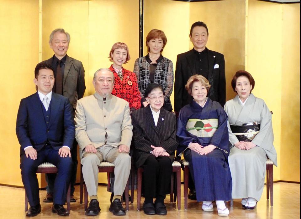 　記者会見に出席した（前列中央）石井ふく子氏