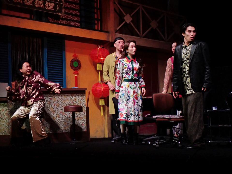 舞台「９でカタがつく」の公開通し稽古に参加した（左から）いとうあさこ、吉田メタル、百田夏菜子、関哲汰