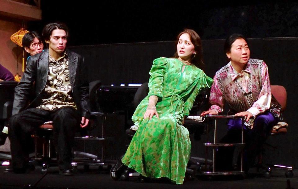 　公開通し稽古に参加した（左から）関哲汰、百田夏菜子、いとうあさこ