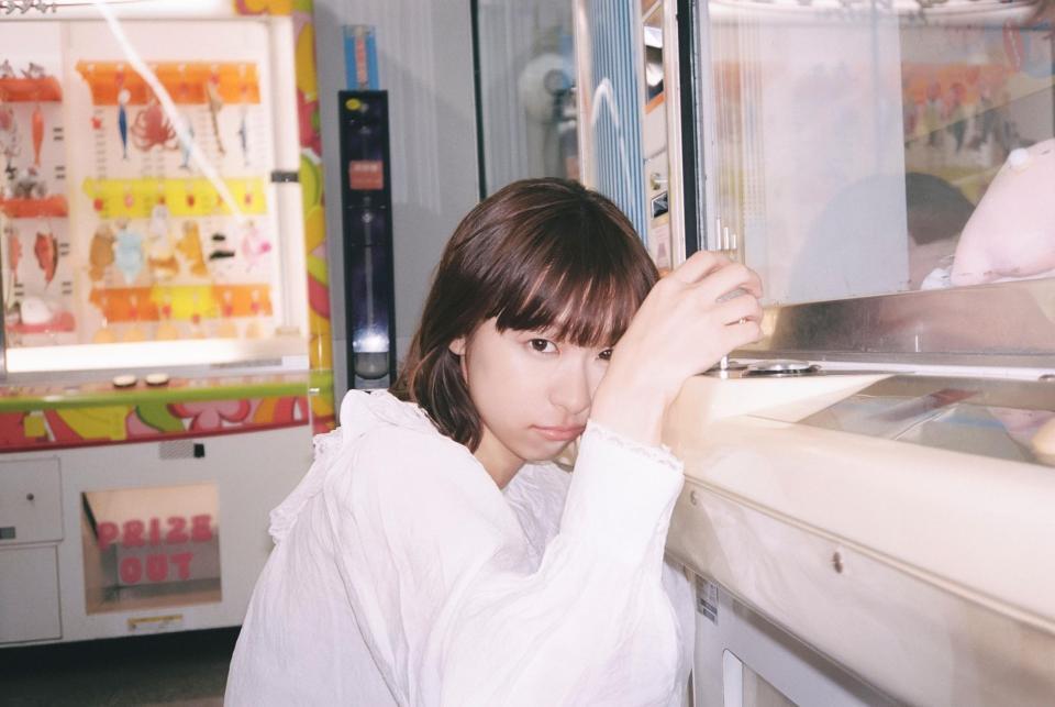 季刊ＺＩＮＥ第２号のパネル展を行う鳴海唯（ｐｈｏｔｏ　ｂｙ　三森いこ）