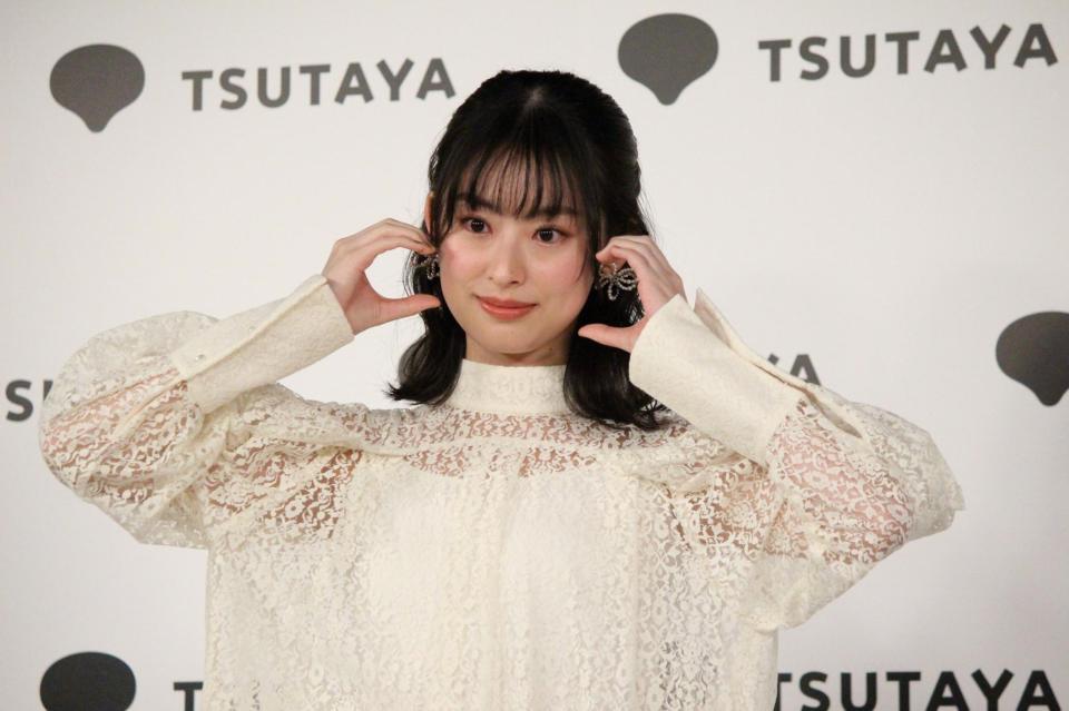 ポーズを決める井本彩花