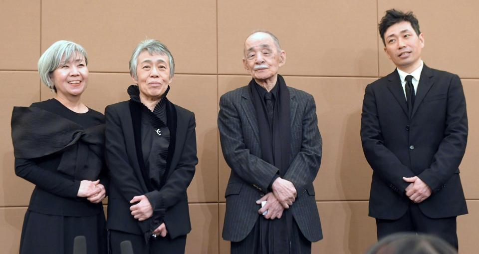 ２４年３月、中村メイコさんを「送る会」で。母の思い出を語る（左から）次女・神津はづき、長女・神津カンナさん、夫の神津善行さん、長男・神津善之介さん