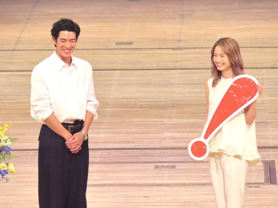 イベントに出席した中島歩（左）と宮崎あおい