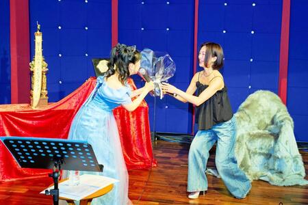 西村知美（左）の４０周年記念ライブにサプライズ登場して花束を贈る酒井法子