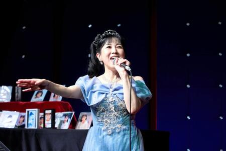 ４０周年記念ライブで歌う西村知美