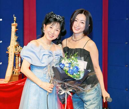　酒井法子（右）から花束を贈られた西村知美