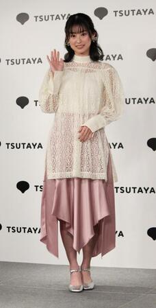 手を振る井本彩花