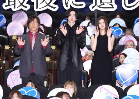 　初日をファンと喜ぶ（左から）三木孝浩監督、道枝駿佑、生見愛瑠（撮影・金田祐二）