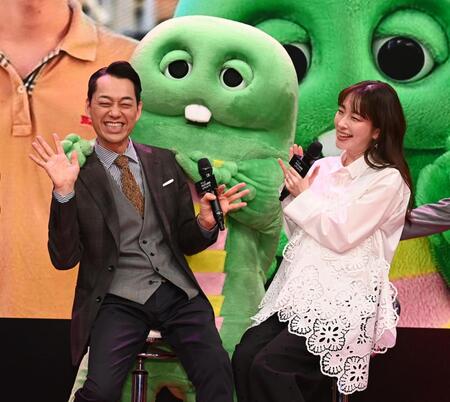 ガチャピンの登場に大喜びの設楽統と三上真奈アナウンサー（右）ⓒガチャムク（撮影・園田高夫）