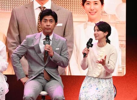 『イット！』を紹介する榎並大二郎アナウンサー（左）と遠藤玲子アナウンサー（撮影・園田高夫）