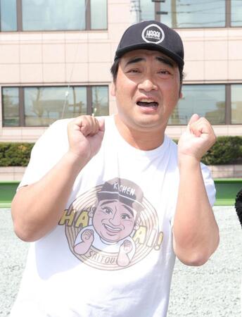 ポーズを決める元ジャングルポケットの斉藤慎二氏＝山梨県甲府市内