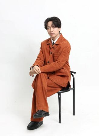 ポーズをとる山崎育三郎（撮影・石井剣太郎）