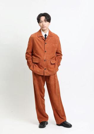 ポーズをとる山崎育三郎（撮影・石井剣太郎）