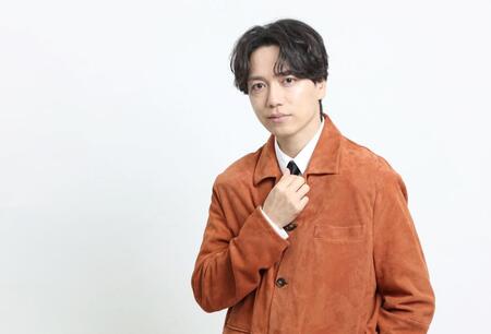 ポーズをとる山崎育三郎（撮影・石井剣太郎）