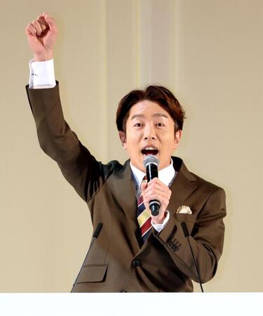 近畿大学卒業式にサプライズ登場し、卒業生へメッセージを送る村上信五（撮影・立川洋一郎）