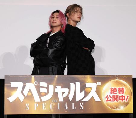 ポーズを決める佐久間大介（左）と中本悠太（撮影・佐々木彰尚）