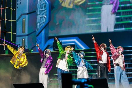 Ｋアリーナ横浜でワンマンライブを開催し、２万５千人のファンを沸かせたＡＭＰＴＡＫｘＣＯＬＯＲＳ（左から）あっきぃ、まぜ太、ぷりっつ、ちぐさくん、あっと、けちゃ