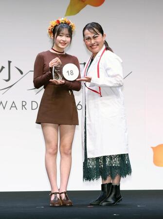 グランプリの榎本彩乃さん（左）と二階堂ふみでプレゼンターを務めたキンタロー。（撮影・金田祐二）
