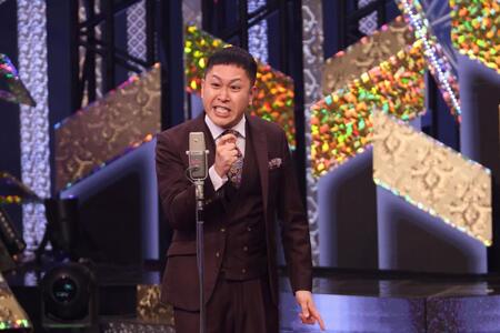 ネタを披露するドンデコルテ・渡辺銀次