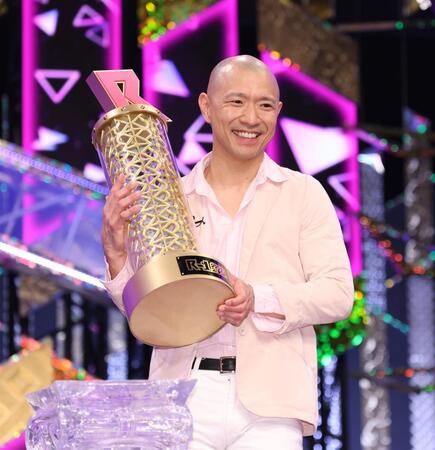 Ｒ-１グランプリ２０２６を制し喜ぶ今井らいぱち（撮影・金田祐二）