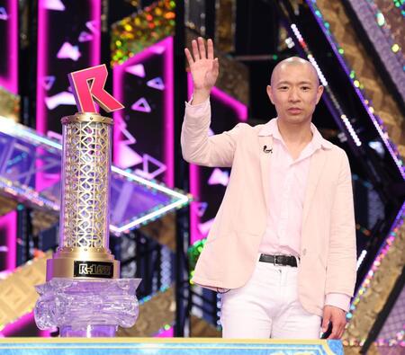 Ｒ-１グランプリ２０２６を制し喜ぶ今井らいぱち（撮影・金田祐二）