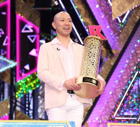 Ｒ-１グランプリ２０２６を制し喜ぶ今井らいぱち（撮影・金田祐二）