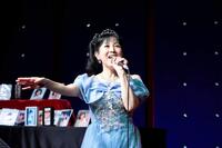 ４０周年記念ライブで歌う西村知美