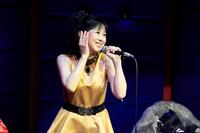 ４０周年記念ライブで歌う西村知美