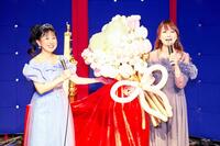 西村知美（左）の４０周年記念ライブにサプライズ登場して花束を贈る渡辺美奈代