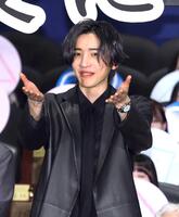 　初日を迎え喜ぶ道枝駿佑（撮影・金田祐二）