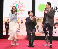 番組前にしている運動を設楽統（右）と行う井上清華アナ（左）＝フジテレビ（撮影・園田高夫）