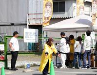 　元ジャングルポケットの斉藤慎二氏（左）のバウムクーヘン店舗