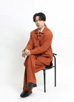 ポーズをとる山崎育三郎（撮影・石井剣太郎）