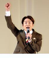 近畿大学卒業式にサプライズ登場し、卒業生へメッセージを送る村上信五（撮影・立川洋一郎）