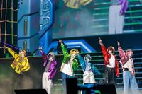 Ｋアリーナ横浜でワンマンライブを開催し、２万５千人のファンを沸かせたＡＭＰＴＡＫｘＣＯＬＯＲＳ（左から）あっきぃ、まぜ太、ぷりっつ、ちぐさくん、あっと、けちゃ