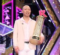 Ｒ-１グランプリ２０２６を制し喜ぶ今井らいぱち（撮影・金田祐二）