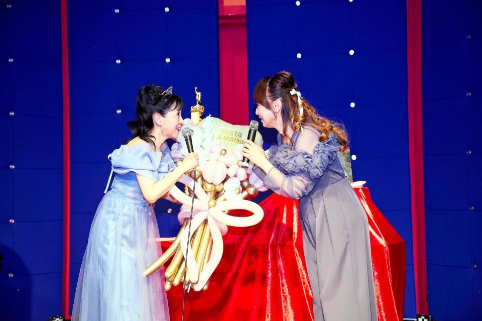 西村知美（左）の４０周年記念ライブにサプライズ登場して花束を贈る渡辺美奈代
