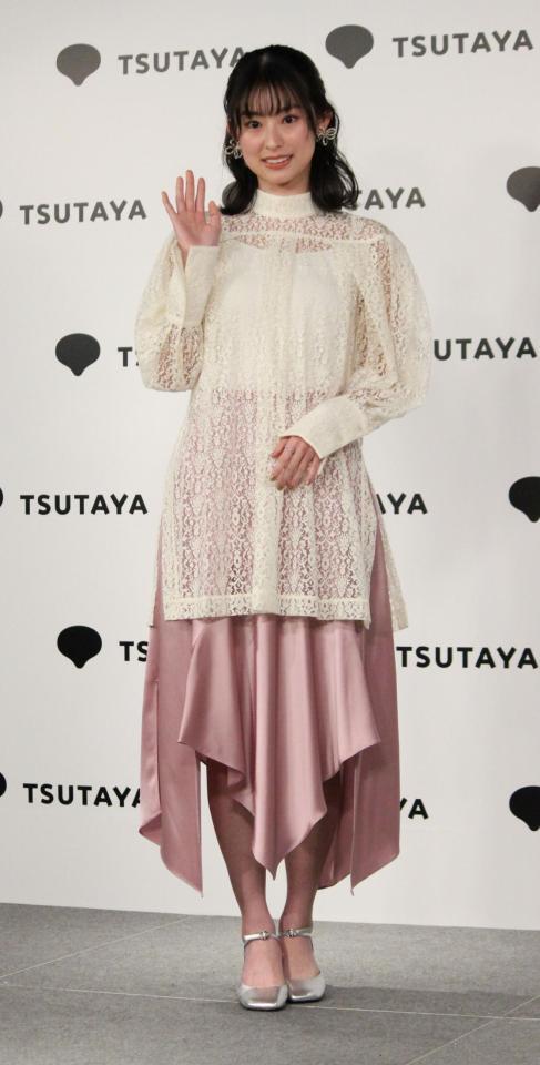 手を振る井本彩花