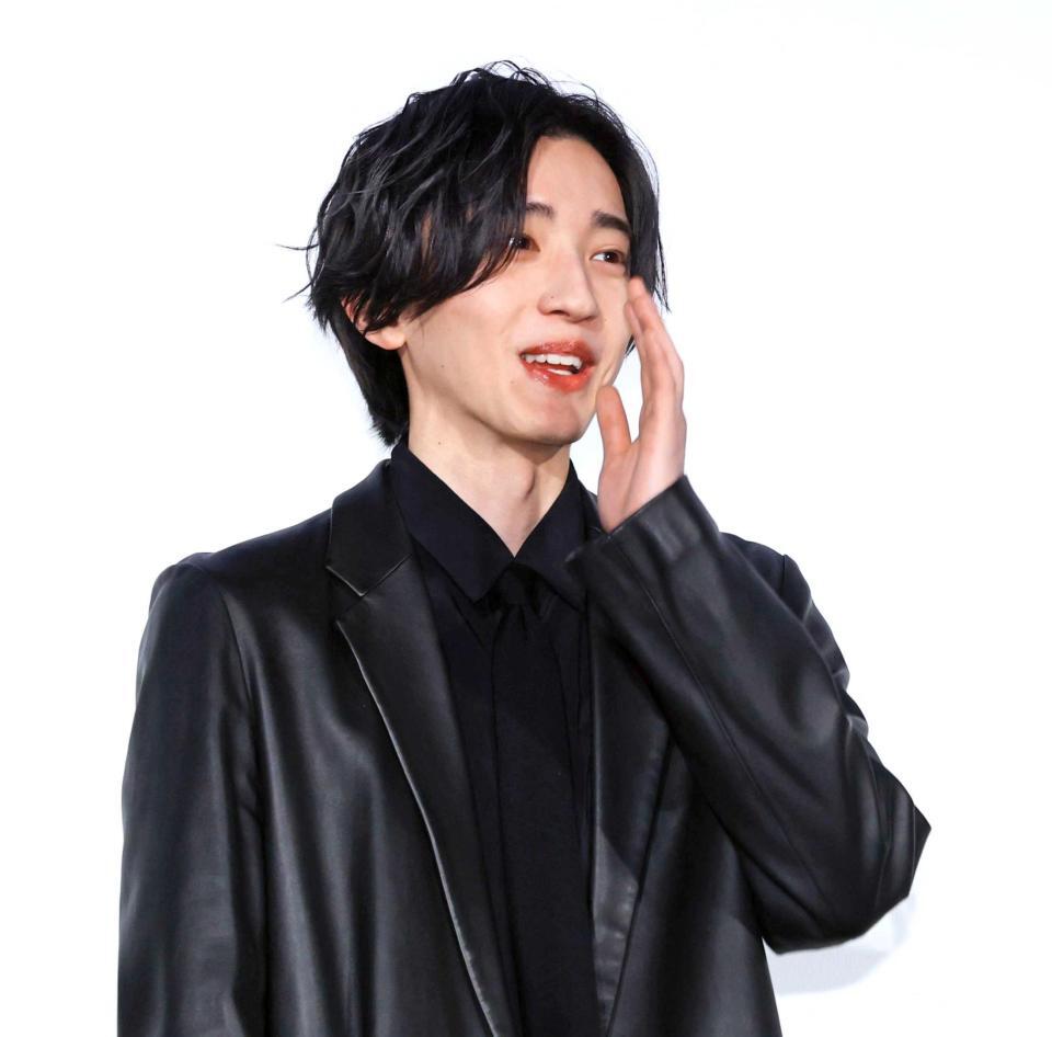 　初日を迎え喜ぶ道枝駿佑（撮影・金田祐二）