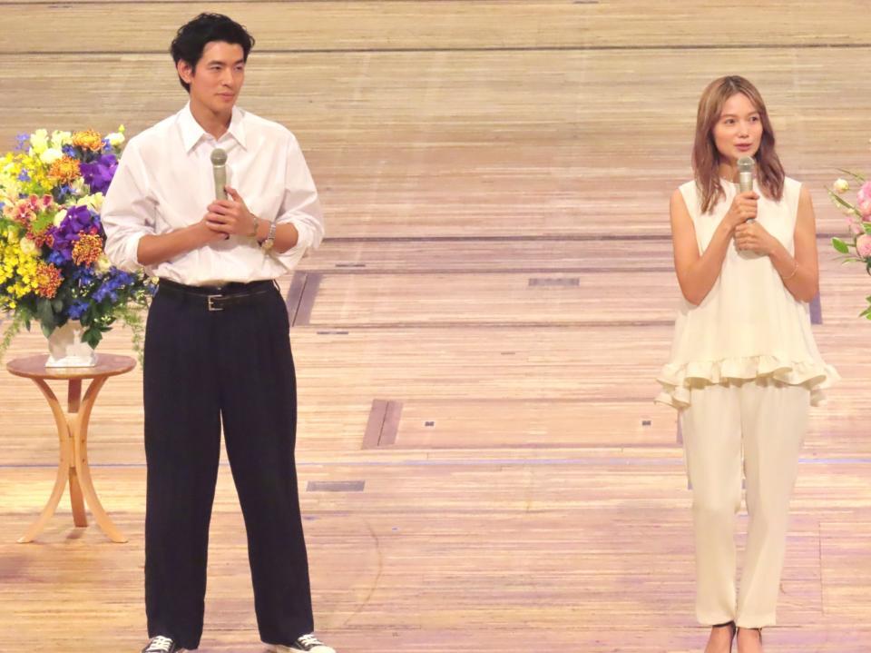 イベントに出席した中島歩（左）と宮崎あおい