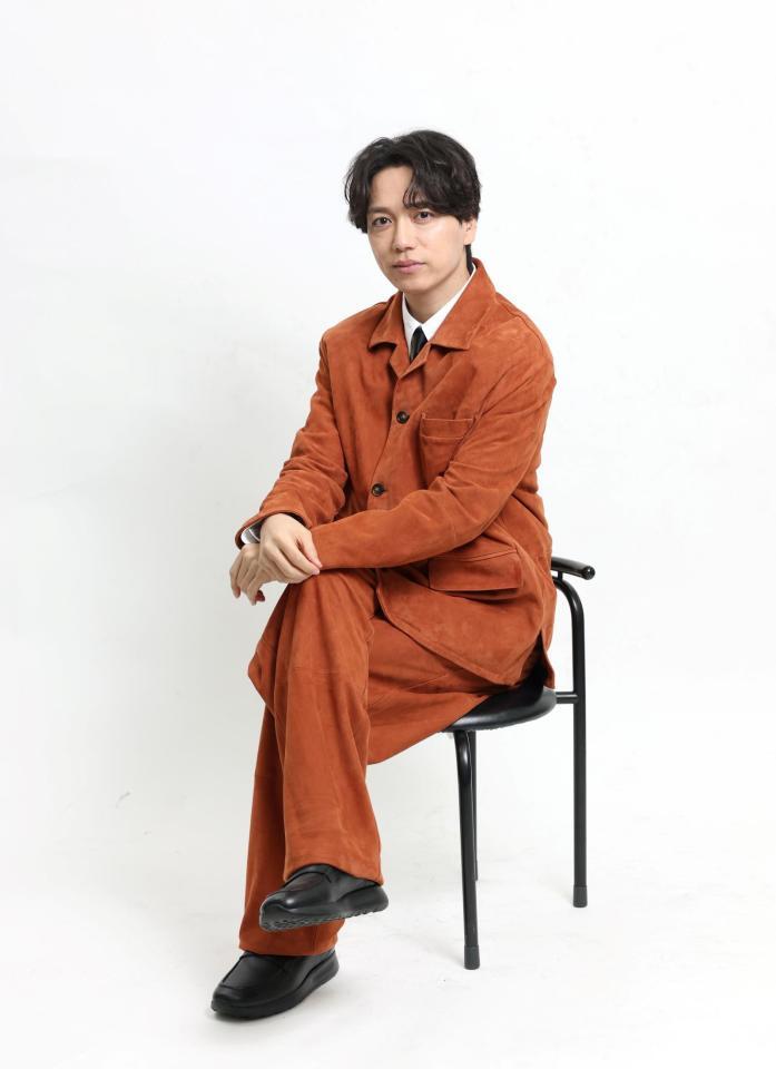 ポーズをとる山崎育三郎（撮影・石井剣太郎）