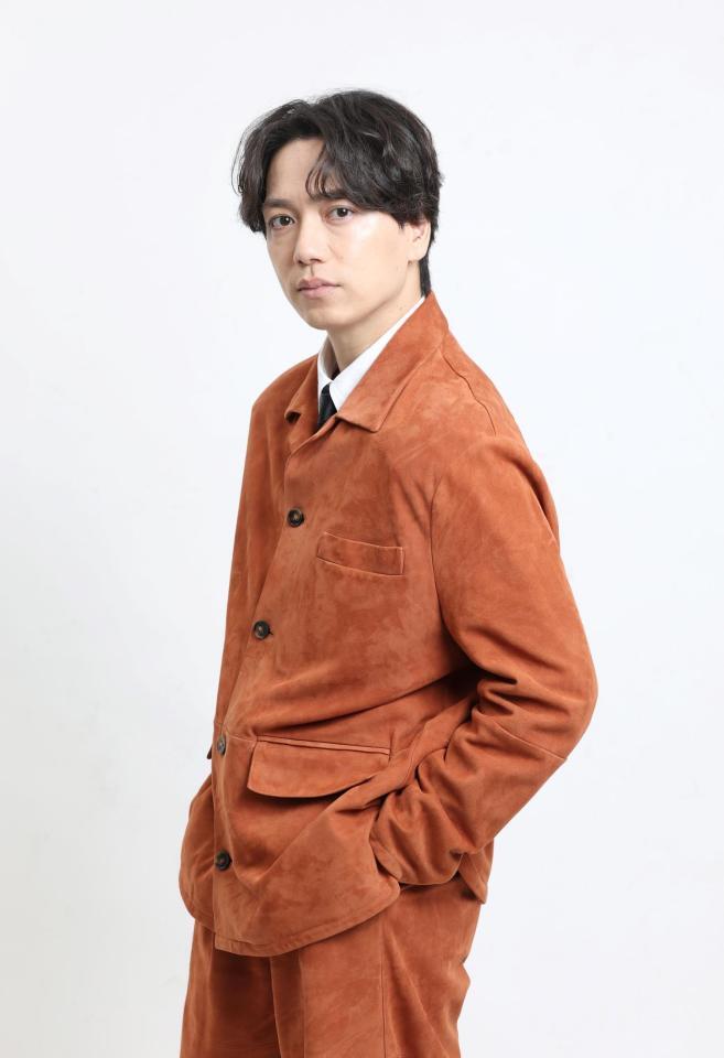 ポーズをとる山崎育三郎（撮影・石井剣太郎）