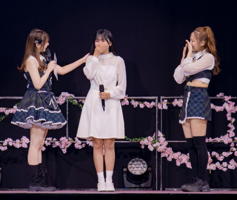 「Ｈｅｌｌｏ！　Ｐｒｏｊｅｃｔ　ひなフェス　２０２６」でモーニング娘。’２６に加入したハロプロ研修生の杉原明紗（中央）